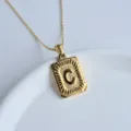 Nahaufnahme der goldenen rechteckigen Buchstaben C Anhänger Halskette mit Sonnenstrahl. - Buchstabe C Quadratischer Anhänger / Gold