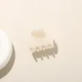 Kleiner minimalistischer Haarclip in Creme-Gelee-Farbe für elegante Hochsteckfrisuren - Großpackung (Ohne Verpackung) / Jelly Milchweiß