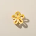 Leuke 2,5 cm gele bloemvormige haarklem met glanzende parelmoerachtige snoepkleur - Parelmoer Geel
