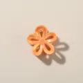 Kleine levendige oranje bloemvormige haarklem met glanzende snoepkleurige afwerking voor dames - Irillerend Lichtoranje