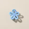 Kleine blauwe parelmoerachtige bloem haarspeld van 2,5 cm met een glanzende snoepkleur - Parelmoer Lichtblauw