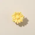 Piccola molletta per capelli a margherita gialla con una elegante finitura perlata - Stile Margherita / 2.5cm / Giallo Perlato