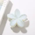 Pinza para el cabello con forma de flor de plumeria azul claro y lunares blancos - Embalaje Independiente (Bolsa OPP) / Estilo Lunares Azul Claro