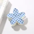 Pinza para el pelo con forma de flor plumeria azul claro y lunares morados dulces - Embalaje Independiente (Bolsa OPP) / Estilo de Lunares Azules