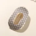 Eleganter ovaler Haarclip aus Acetat mit weißen Punkten auf hellbraunem Grund - Ovaler Clip / Lose (Ohne Verpackung) / Grau Weiße Punkte
