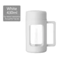 Detail der weißen 430ml Glas-Wasserflasche mit Tee-Ei und quadratischem Griff. - 430ml / Weiß