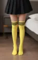 Calze lunghe gialle con strisce nere, ideali per cosplay, feste e abbigliamento quotidiano. - Taglia unica / Giallo medio con tre strisce nere