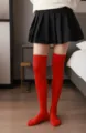 Dettaglio di calze alte rosse tinta unita, perfette per cosplay, feste e uso quotidiano! - Taglia unica / Rosso