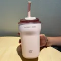 Minimalistischer hellrosa Isolier-Kaffeebecher mit Strohhalm und Aufdruck 'Future is Now' - 420ml / Rosa