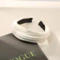 Diadema acolchada blanca elegante con diseño ancho para un estilo vintage retro - Estilo Básico de Borde Ancho / Crema