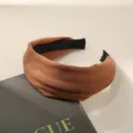 Elegante diadema ancha de tela marrón vintage para mujer con un diseño minimalista de copa alta - Estilo Básico de Borde Ancho / Caramelo