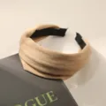 Diadema ancha vintage de tela beige con textura plisada para un look elegante - Estilo Básico de Borde Ancho / Caqui