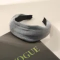 Elegante diadema ancha acolchada gris para un look voluminoso, acabado en tela suave. - Estilo Básico de Borde Ancho / Gris oscuro