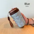 Nahaufnahme eines 420ml Bechers aus reinem Titan mit blauem Kristallfinish und Trageband. - 420ml / Blau