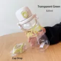 Primer plano de botella de agua de plástico verde transparente de 820ml con correa. - 820ml / Verde Transparente