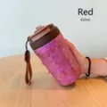 Detailansicht der reinen Titan-Kaffeetasse mit rosa Marmortextur und braunem Deckel - 420ml / Rot
