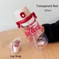 Detalle de la botella de agua de plástico rojo transparente de 820ml con correa de hombro incluida. - 820ml / Rojo Transparente