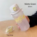 Botella de agua de plástico verde esmerilado de 820 ml con pajita y correa de transporte - 820ml / Verde Mate