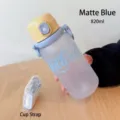 Botella de agua deportiva de plástico azul mate de 820 ml con una cómoda correa portátil - 820ml / Azul Mate