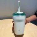 Minimalistischer weißer isolierter Kaffeebecher mit Strohhalm und FUTURE IS NOW Schrift - 420ml / Hellgrün