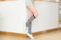 Calze al ginocchio a righe bianche e nere in stile giapponese da donna variante quotidiana - Taglia unica / Righe Sottili Nere e Bianche