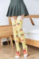 Calze natalizie sopra il ginocchio gialle vacanze lunghe tubi per donne festa - Taglia unica / Sfondo giallo con cappelli di Babbo Natale