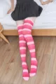 Bunte gestreifte Overknee-Socken, modische Damenstrümpfe in Rosa und Rot, Variante. - Rosa, Hellrosé und Dunkelrosé