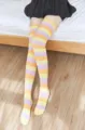 Bunte gestreifte Overknee Socken für Damen, modische Strumpfwaren Variante, süßer Stil. - Goldgelb, Mittelgelb und Hellviolett