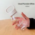 Detailansicht einer 420-ml-Tritan-Trinkflasche mit weißem Griff und Vintage-Aufdruck. - 420ml / Wolkenweiß