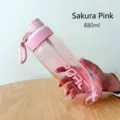 Primer plano de botella de agua deportiva de plástico rosa con pajita - Rosa Sakura