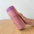 Kompakte Titan-Isolierflasche mit pinkfarbener Eiskristall-Textur und lila Deckel - 400ml / Eisblumen Rosa