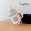 Detailaufnahme einer elfenbeinweißen Glaswasserflasche mit Silikonhülle und Griff - 600ml / Elfenbein