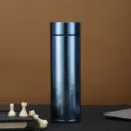 Schlanke blaue metallische Thermoskanne aus reinem Titan für Premium-Business- und Büroalltag - 450ml / Blau