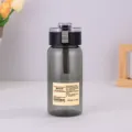 Langlebige graue durchscheinende Trinkflasche mit praktischem Druckknopfdeckel für Alltag - 550ml / Schwarz