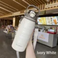 Elfenbeinweiße CASNO Thermoskanne mit großem Fassungsvermögen in einem Café - 1800 / Elfenbein