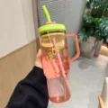 Große 1300ml rosa Kunststoff-Wasserflasche mit neongrünem Griff und praktischem Strohhalm - 1300ML / Rosa