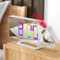 Réveil projecteur dégradé coloré RGB avec affichage numérique miroir LED pour chambre. - TS-9210 (Affichage couleur RVB heure et projection - boîtier blanc)
