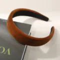 Elegante diadema retro de terciopelo marrón con diseño acolchado y ancho para mujer - Terciopelo / Caramelo