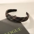 Diadema vintage de cuadros de ala ancha para un peinado elegante con efecto de volumen - Estilo I (Patrón de Cuadros) / Tartan Oscuro