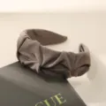 Elegante diadema vintage marrón de tela ancha plisada con diseño de copa alta - Estilo Ancho con Pliegues / Gris Café