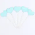 Dettaglio di 5 topper per torta a forma di cuore glitterato blu chiaro per compleanni - Cuore / 5 Pezzi / Azzurro