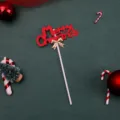 Topper torta Buon Natale glitter rosso con elegante fiocco dorato su sfondo festivo - Stile Fiocco Oro Lettere Rosse