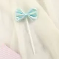 Macaron lichtblauwe iriserende strik taarttopper decoratie met lange witte stok - 3D Strik Topper / Blauw