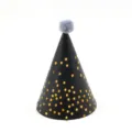 Sombrero de fiesta negro con lunares dorados y un pompón gris para cumpleaños. - Gorro Negro Con Estampado Dorado y Pompon