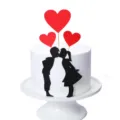 Detailweergave van rode hartjes en zwarte silhouet kussend paar taarttopper set. - 3 Harten Kussend Koppel Set