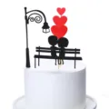 Silhouet taarttopper set met kussend paar onder lantaarnpaal en rode harten - Kussend Koppel Onder Straatlantaarn Set