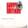 Detailopname van een Happy Birthday taarttopper met spinnenthema op witte taart - Zwarte Spin Happy Birthday Topper