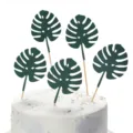Detail van vijf donkergroene monstera blad taarttoppers op een witte taart met parels - Monstera Blad Stijl / Set van 5 / Donkergroen