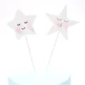 Simpatica decorazione per torta a stella bianca con pon pon rosa e sorrisi per le feste - Stella Bianca con Pompon e Faccia Sorridente