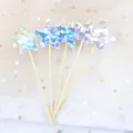 Dettaglio di cinque decorazioni per torta a forma di stelle olografiche e iridate - Stella Olografica a Raggi / 5 Pezzi